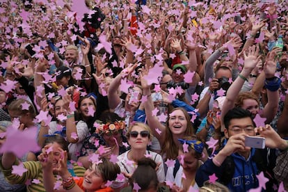 Multidão participa do festival de Glastonbury.