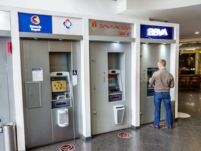 Cajeros en un centro comercial al norte de Bogotá.