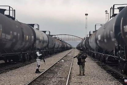 Elementos del Ejército Mexicano y la Guardia Nacional, resguardan los carrotanques asegurados en Coahuila.