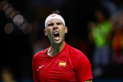 El tenista español Rafa Nadal celebra un punto ante el neerlandés Botic Van de Zandschulp.