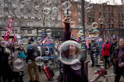 Miles de personas participan en la manifestación convocada con motivo del Día de la Mujer, que colapsa desde esta tarde todo el centro de Madrid y cuya cabecera se ha visto desplazada de Atocha a la plaza de Cánovas del Castillo por la gran afluencia de público.