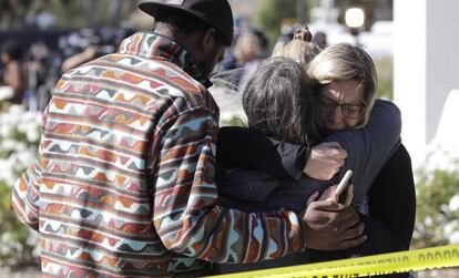 Familiares de las víctimas de Thousand Oaks, en el centro de información sobre los fallecidos.
