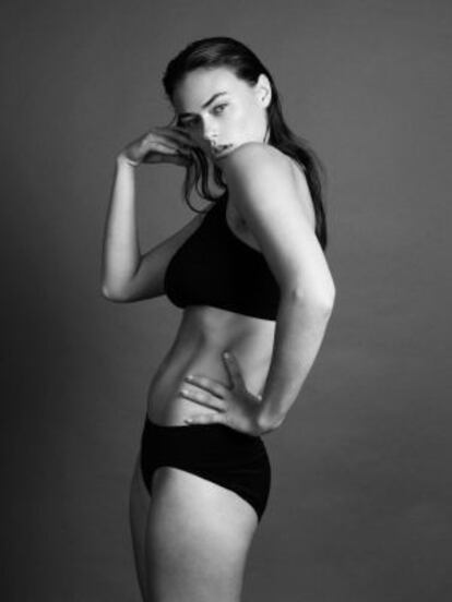 Myla Dalbesio en la campaña de Calvin Klein.