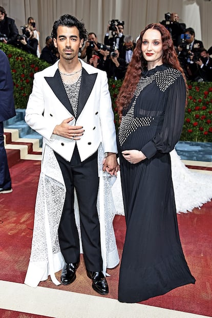 Joe Jonas y su esposa, la actriz Sophie Turner (Juego de Tronos), ambos vestidos de Louis Vuitton. La pareja está esperando su segundo hijo. Se casaron en 2019 y son padres de otra niña llamada Willa Jonas.