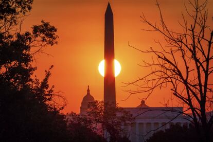 El sol sale tras el Monumento a Washington el último día del verano en la capital estadounidense, el lunes 21 de septiembre de 2020. El equinoccio de otoño en el hemisferio norte comienza el martes 22 de septiembre.