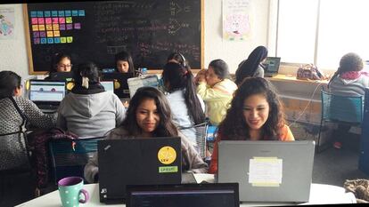 Jóvenes aprenden programación web en Lima, Perú.