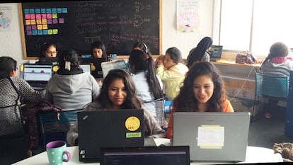 Jóvenes aprenden programación web en Lima, Perú.