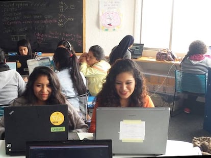 Jóvenes aprenden programación web en Lima, Perú.