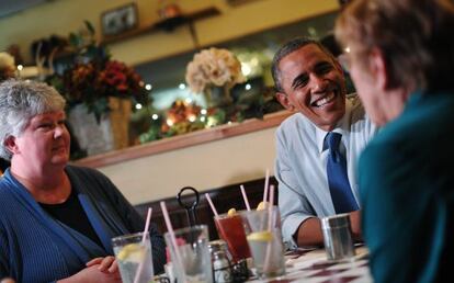 Obama conversa con voluntarios de su organización en Iowa.