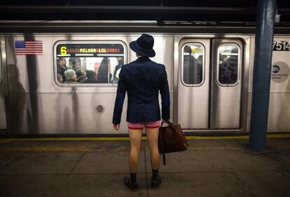 Un hombre exhibe sus piernas en el metro de Nueva York con motivo del `Día sin pantalones´.