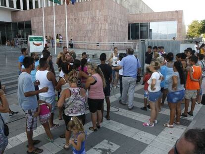 Familiares de los detenidos, ante el juzgado de M&aacute;laga.