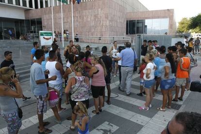 Familiares de los detenidos, ante el juzgado de Málaga.
