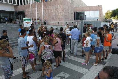 Familiares de los detenidos, ante el juzgado de M&aacute;laga.