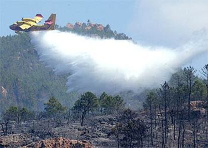 Un avión lanza agua sobre un incendio en La Motte, en el sur de Francia, ayer.