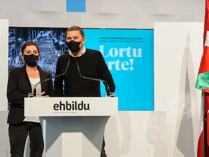 La portavoz en el Congreso, Mertxe Aizpurua, y el coordinador general de EH Bildu, Arnaldo Otegi, en una de prensa tras la reunión de la Mesa Política, en la sede de EH Bildu el 22 de noviembre.