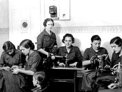 Jóvenes de la Sección Femenina cosiendo ropa de abrigo para la tropa en 1937, fotografiadas por Serafín Sánchez del Pando, imagen del libro <i>Un siglo en la vida de España.</i>