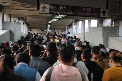 Este 11 de julio inició el proyecto de rehabilitación de la Línea 1 del Metro en su tramo de Pantitlán a Salto del Agua. En la imagen, usuarios del Metro aglomerados en la estación Pantitlán intentan abordar alguna de las otras tres líneas que circulan por esa terminal.