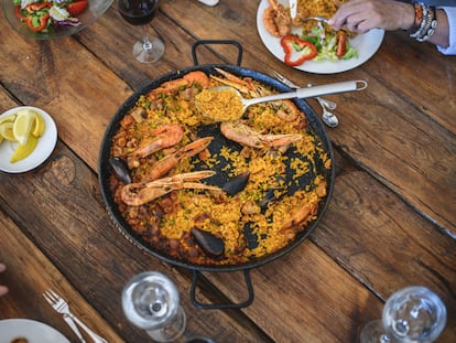 Kit paellero para celebrar reuniones familiares o con amigos en torno a una buena paella.