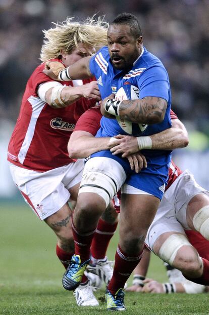 Richard Hibbard (izquierda) de Gales intenta detener al francés Mathieu Bastareaud.