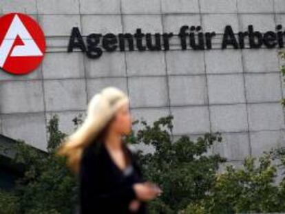 Una mujer pasa junto a la Agencia Federal de Empleo en Colonia (Alemania). EFE/Archivo