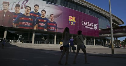 La fachada del Camp Nou, presidida por Qatar Airways.