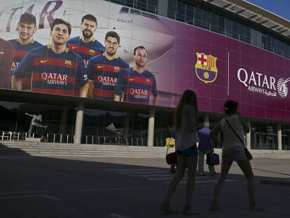 La fachada del Camp Nou, presidida por Qatar Airways.