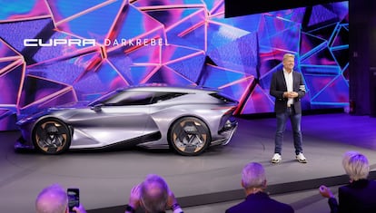 El consejero delegado de Seat y Cupra, Wayne Griffiths, junto al concept Cupra Dark Rebel en Alemania en 2023.