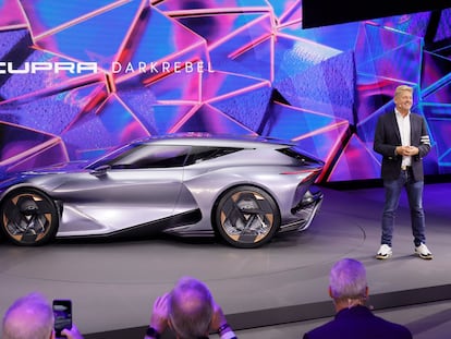 El consejero delegado de Seat y Cupra, Wayne Griffiths, junto al concept Cupra Dark Rebel en Alemania en 2023.