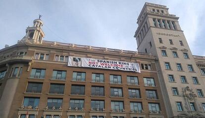 Pancarta contra Felipe VI en la Plaza Catalunya de Barcelona, este viernes.