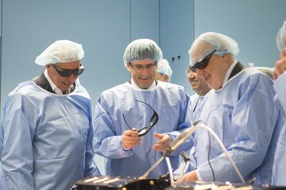 Carles Puigdemont visita un centre d'investigació de biomedicina en model porcí a Torrelameu (Lleida).