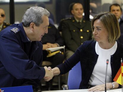 El JEMA, José Jiménez, saluda a la ministra Carme Chacón durante la reunión de ayer.