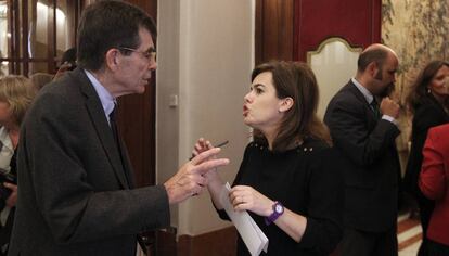 José Enrique Serrano, con Soraya Sáenz de Santamaría, en el Congreso de los Diputados.