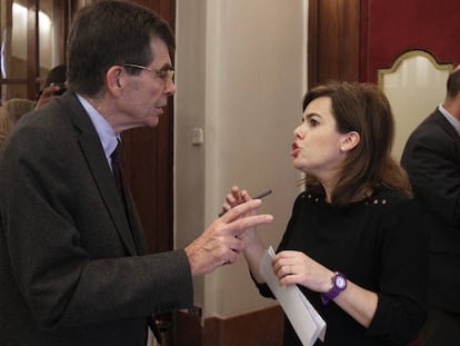 José Enrique Serrano, con Soraya Sáenz de Santamaría, en el Congreso de los Diputados.