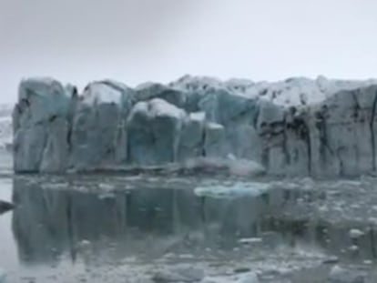 Un guía captura en vídeo el desprendimiento de hielo ante la sorpresa de un grupo de turistas que visitaban Breiðamerkurjökul, al sudeste del país