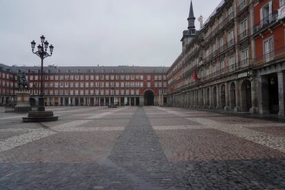 Vista de la Plaza Mayor que, en condiciones normales, un Viernes Santo acogería a cientos de visitantes. / LUIS DE VEGA