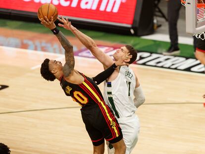 Brook Lopez tapona un lanzamiento de John Collins en el partido Milwaukee-Atlanta.