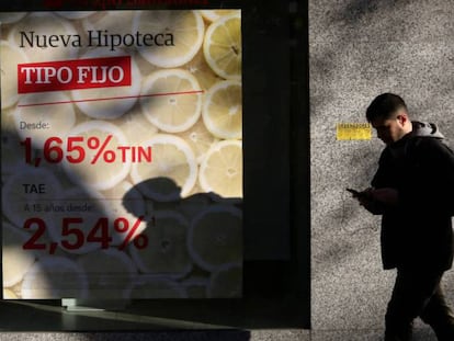 Una persona pasa ante un anuncio de hipotecas en Madrid. 