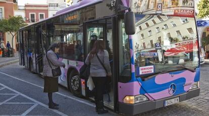 Un autob&uacute;s urbano de Jerez con el cartel de servicios m&iacute;nimos durante una  huelga en febrero de 2012. 