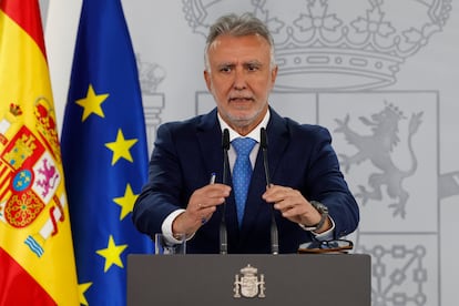 El ministro de Política Territorial, Ángel Víctor Torres, durante la rueda de prensa posterior a la reunión entre Pedro Sánchez y Salvador Illa este viernes en La Moncloa.