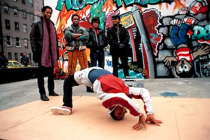 A partir de este momento la prenda quedó ligada a la música y a lo callejero. El chándal –como los grafitis, el breakdance o el hip hop– adquirió la categoría de significante cultural para muchos jóvenes del Bronx, Brooklyn o Queens. Dan buena fe cintas como Wild Style (1983), Beat Street (1984, en la imagen) o la mucho más reciente serie de Baz Luhrmann The Get Down (2016).