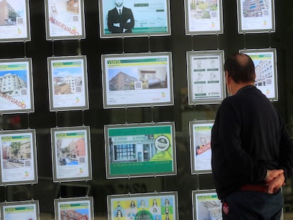 Un hombre ante un escaparate de una inmobiliaria en Madrid.