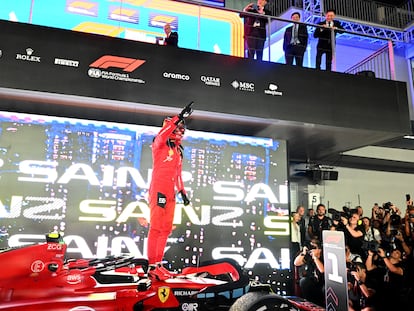 Carlos Sainz después de su victoria en el Gran Premio de Singapur de F1.