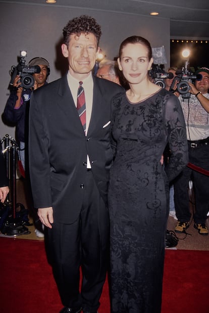 Anteriormente, la actriz estuvo casa con el músico Lyle Lovett durante un par de años. Juntos acudieron, por ejemplo, al estreno de 'El informe pelícano' en 1994. Para la ocasión, Roberts lo apostó todo al negro recogiendo su famosísima melena que, por cierto, es rubia de manera natural.