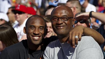 Kobe Bryant y su padre, Joe, en un partido de béisbol en Los Ángeles en junio de 2009.