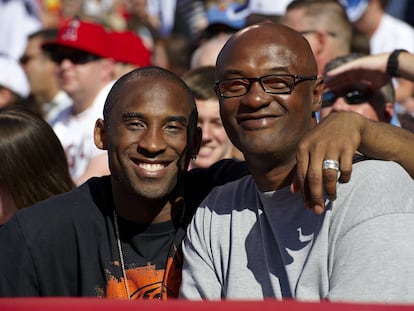 Kobe Bryant y su padre, Joe, en un partido de béisbol en Los Ángeles en junio de 2009.