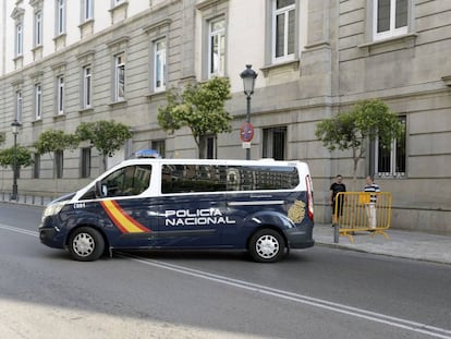 Un furgón policial sale del Tribunal Supremo este martes, donde Joaquim Forn ha sido llamado para declarar.