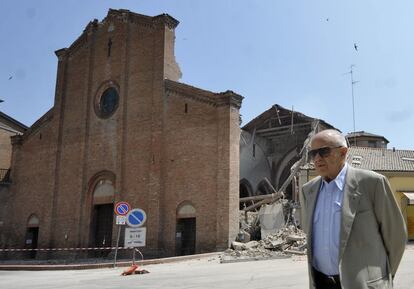 Después del terremoto muchos de los vecinos se acercaron a ver los daños causados en la localidad de Mirandola, al norte de Italia.