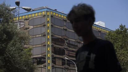 Lazos amarillos en un edificio de la plaza de Urquinaona de Barcelona.