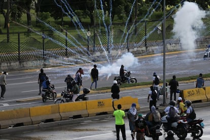 Manifestantes opositores al Gobierno lanzan fuegos artificiales contra las fuerzas gubernamentales, en Caracas el 26 de junio de 2017.