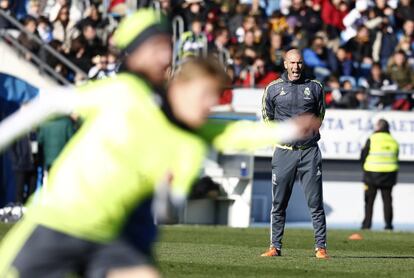 Zidane da instrucciones a sus jugadores.